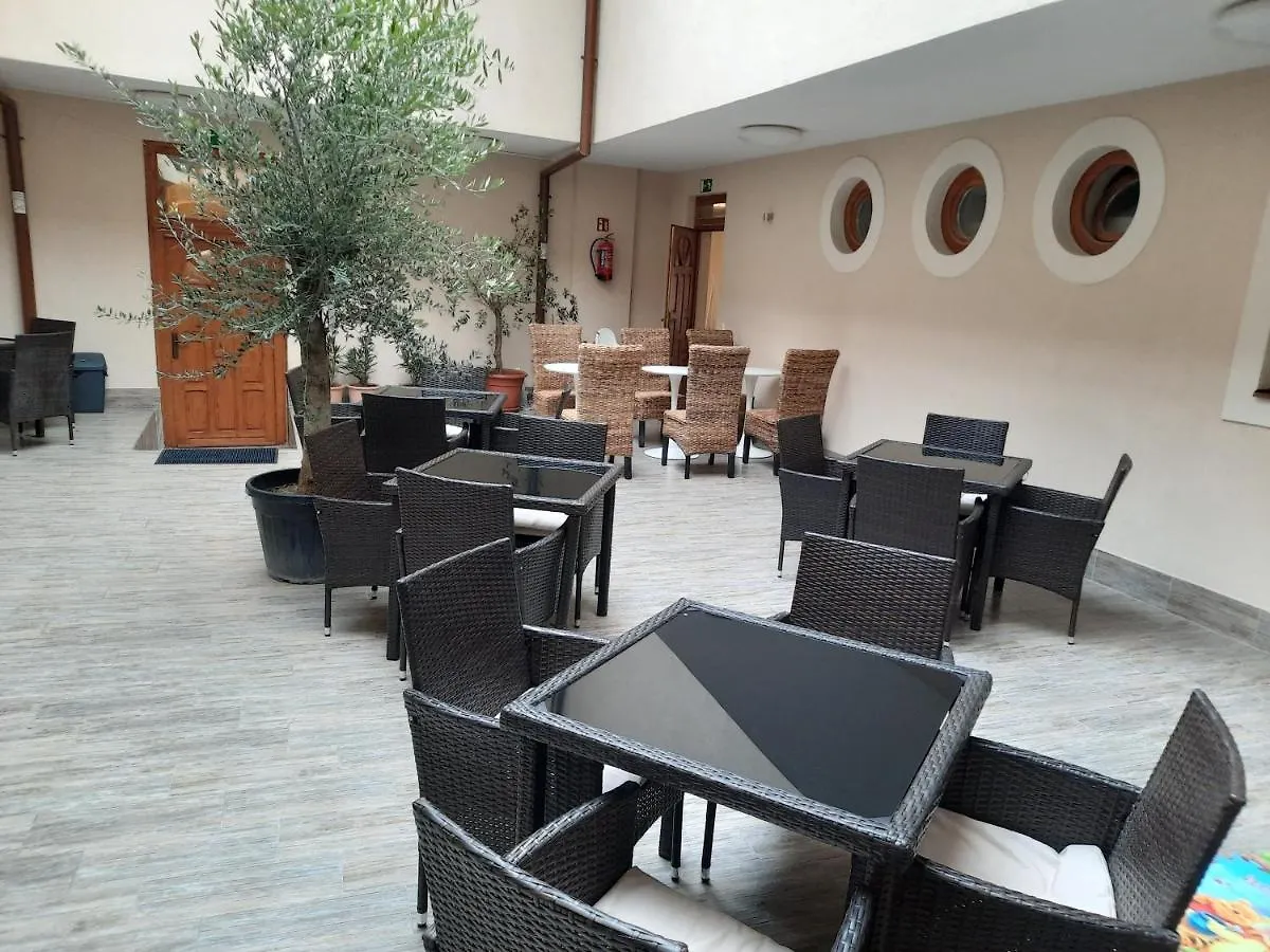 Vegvari Hotel 埃格尔